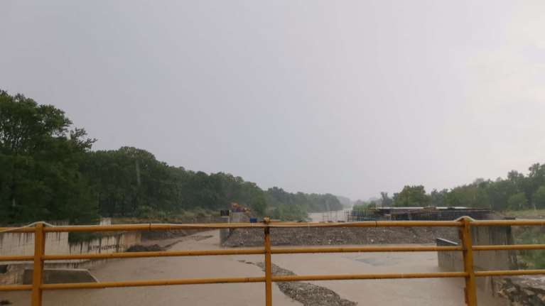 Κακοκαιρία στα Τρίκαλα: Υπερχείλισε ο Πηνειός, πλημμύρισε το Ρίζωμα - Πρωτοφανείς εικόνες για Ιούλιο [Εικόνες+Βίντεο]