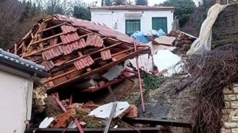 Κακοκαιρία &quot;Gaia&quot;: Προβλήματα στην Ήπειρο - Κατολίσθηση παρέσυρε δύο σπίτια στους Μελισσουργούς