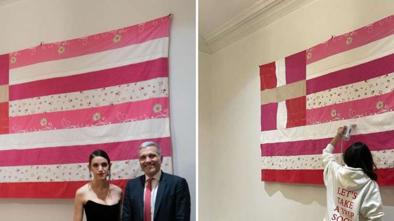 Ροζ ελληνική σημαία  στη Νέα Υόρκη: Κατέβηκε με παρέμβαση Γεραπετρίτη, μεγάλες αντιδράσεις για τη λογοκρισία έργου τέχνης