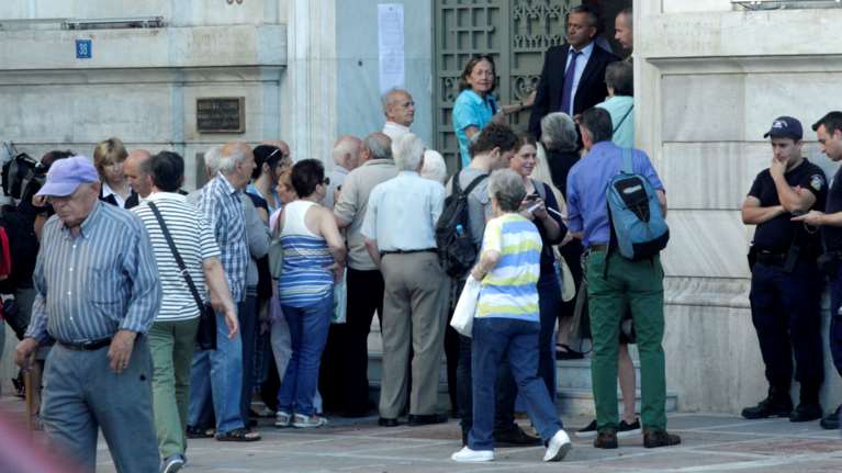 Ολες οι αυξήσεις που θα πάρουν οι συνταξιούχοι μέχρι το 2027: Από 19 ως 68 ευρώ για 1.000 ευρώ κύρια