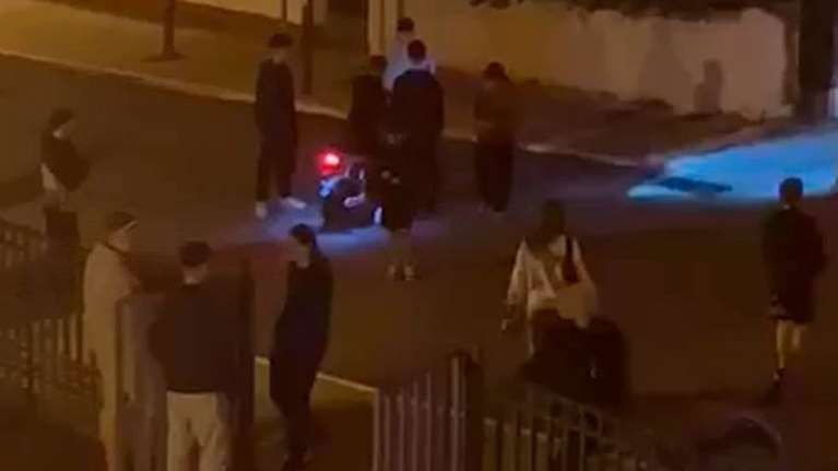 Ανεγκέφαλοι νεαροί στον Πόρο πέταξαν βαρελότα σε 85χρονη - &quot;Δεν είναι η πρώτη φορά&quot;, λέει ο γιος της [βίντεο]