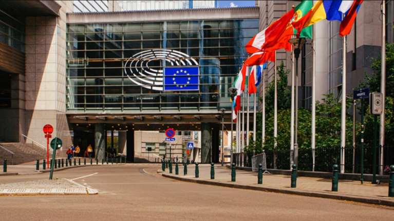 Bloomberg: Η Κομισιόν προτείνει φόρο στα κέρδη των παρόχων και υποχρεωτική μείωση κατανάλωσης της ηλεκτρικής ενέργειας