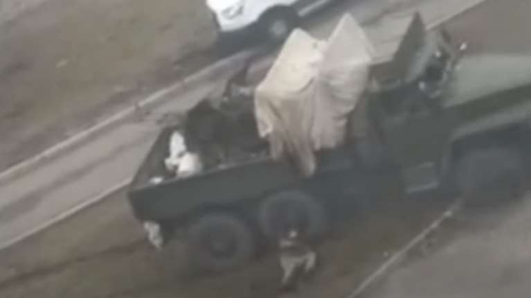 Ουκρανοί στρατιώτες εκτελούν εν ψυχρώ Ρώσους σαμποτέρ - Σκληρές εικόνες