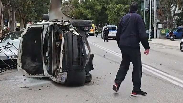 Απίστευτο τροχαίο στο Νέο Ψυχικό: Ανατροπή ΙΧ, ένας νεκρός και πέντε τραυματίες