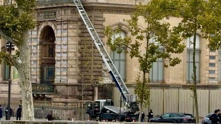Διάρρηξη στο Λούβρο: &quot;Ανεκτίμητης&quot; αξίας τα κοσμήματα του Ναπολέοντα - Πώς έγινε σε επτά λεπτά η κινηματογραφική κλοπή