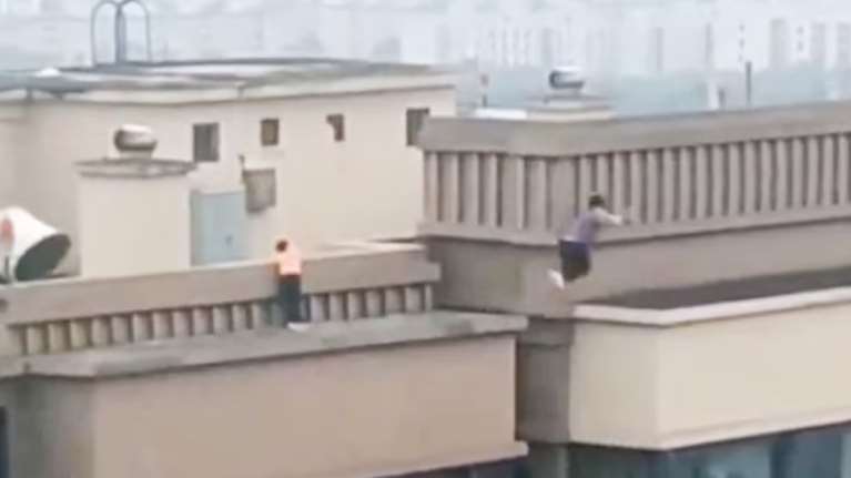 Kίνα: Βίντεο σοκ με δύο αγοράκια να πηδούν από ταράτσα σε ταράτσα σε ουρανοξύστη 27 ορόφων