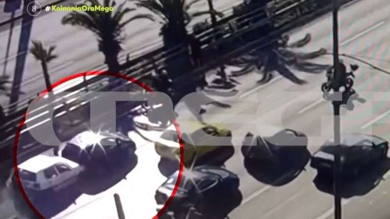 Τροχαίο στη Λ. Συγγρού: Βίντεο ντοκουμέντο - Ηλικιωμένος διέσχισε κάθετα τον δρόμο και προκάλεσε σύγκρουση οχημάτων