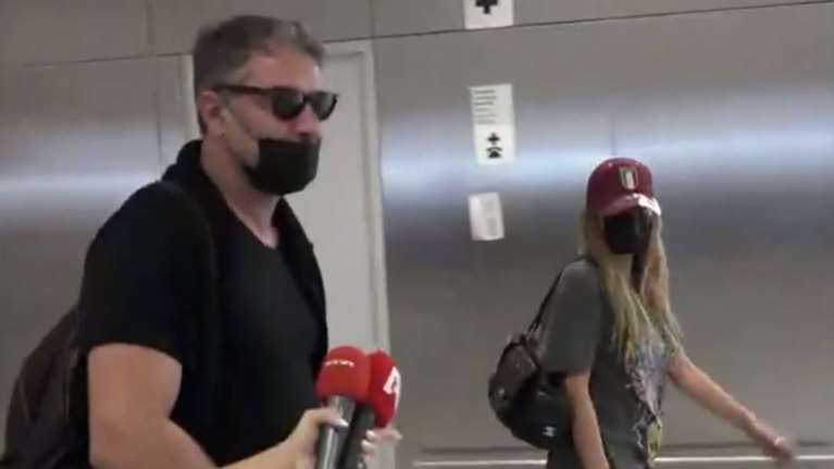 Δέσποινα Βανδή - Βασίλης Μπισμπίκης: Επέστρεψε από τη Ρώμη το ζευγάρι - Αμήχανοι στο αεροδρόμιο [βίντεο]