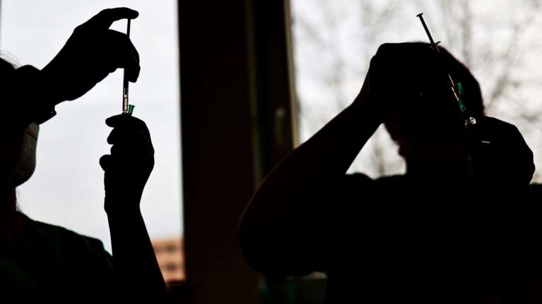 &quot;Τσουχτερά&quot; τα νέα μέτρα: Πόσα θα πληρώνουν κάθε μήνα οι ανεμβολίαστοι άνω των 60 σε πρόστιμα και rapid test