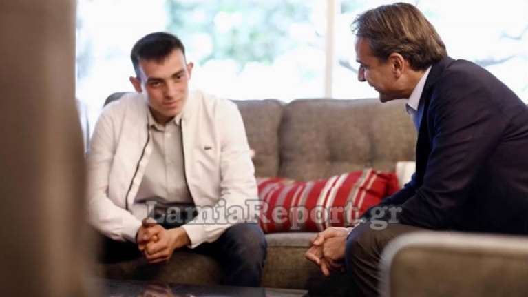 Λαμία: Η συνάντηση Μητσοτάκη με τον 22χρονο ήρωα που έσωσε μωρό 1,5 έτους από πυρκαγιά και θέλει να γίνει πυροσβέστης
