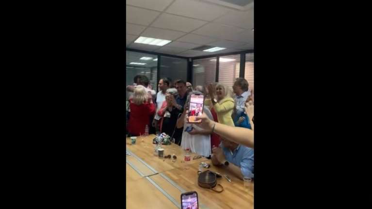 Στέφανος Κασσελάκης: Ξέσπασαν σε πανηγυρισμούς στο επιτελείο - &quot;Προ, προ, πρόεδρε!&quot; [Βίντεο]