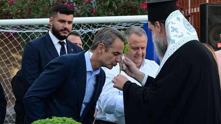 Στον αγιασμό του 8ου Δημοτικού Ν. Φιλαδέλφειας ο Μητσοτάκης με έμπλαστρο στον αυχένα - Επαθε ψύξη στη ΔΕΘ [εικόνες]