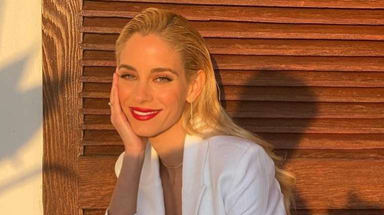 Δούκισσα Νομικού: Με λευκό κρουαζέ φόρεμα και εσπαντρίγιες στη βάφτιση των παιδιών της