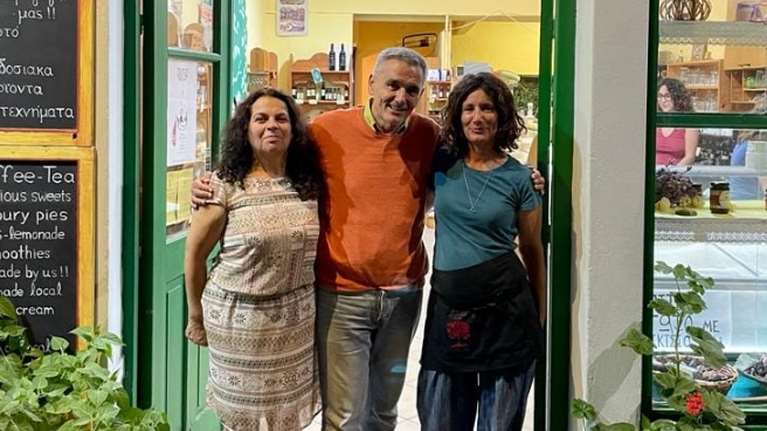 Ο Ευκλείδης Τσακαλώτος εξηγεί γιατί του άρεσε η Ικαρία: Οι καλοκαιρινές διακοπές και οι άνθρωποι που συνάντησε