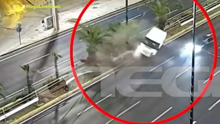 Σοκαριστικό τροχαίο στη Συγγρού: Οδηγός ΙΧ έχασε τον έλεγχο και έπεσε πάνω σε φορηγάκι [Βίντεο]