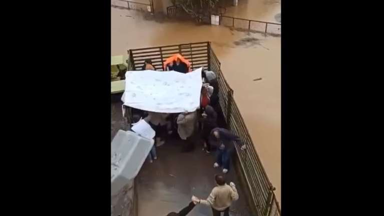 Λάρισα: 80 άτομα απεγκλωβίστηκαν πάνω σε καρότσα τρακτέρ - Χωρίς φαγητό και νερό για 24 ώρες [Βίντεο]