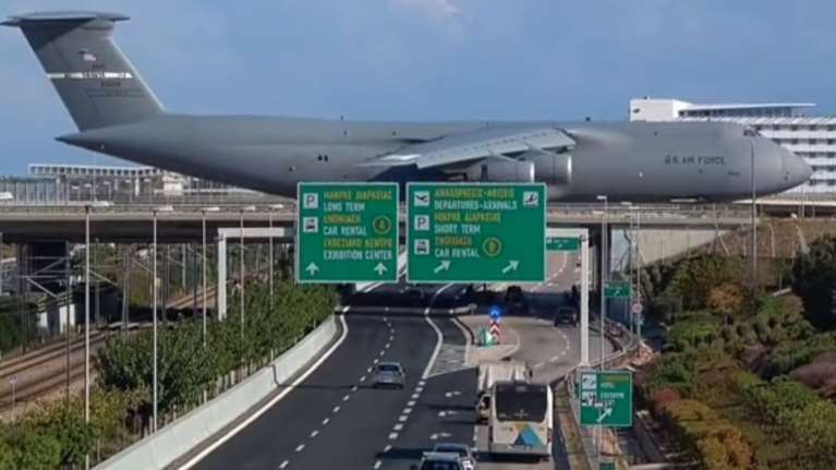 Ελ. Βενιζέλος: Η στιγμή που γιγάντιο στρατιωτικό αεροσκάφος των ΗΠΑ περνάει γέφυρα πάνω από την Αττική Οδό [βίντεο]