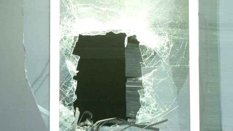 Κινηματογραφική διάρρηξη στη Μεταμόρφωση: Έπεσαν με ΙΧ στην τζαμαρία και άρπαξαν το χρηματοκιβώτιο [βίντεο]