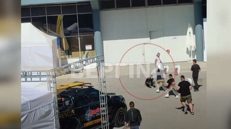 ΔΕΘ: Συμπλοκή μεταξύ οπαδών του Άρη και του ΠΑΟΚ - Επεισόδια με ξύλα και ρόπαλα [Βίντεο]