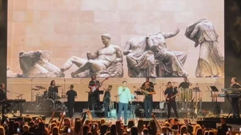 Αποθεώθηκε στο Τορόντο ο Κωνσταντίνος Αργυρός - Τραγούδησε το &quot;Αθήνα μου&quot; με φόντο τα Γλυπτά του Παρθενώνα [βίντεο]