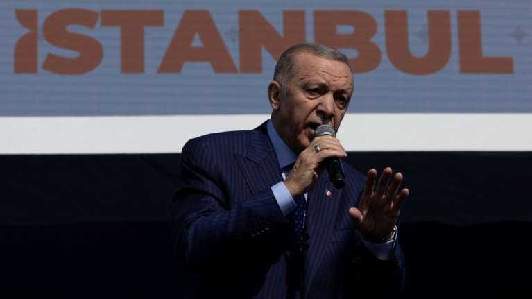 Ανάλυση: Τα πέντε στοιχεία που προκάλεσαν τη συντριβή του Ερντογάν και του κόμματός του στις δημοτικές εκλογές