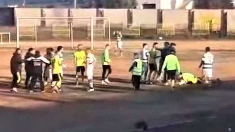 Αμετανόητοι με τη βία στα γήπεδα: Τήρησαν ενός λεπτού σιγή για τον Άλκη και μετά πλακώθηκαν στο ξύλο [βίντεο]