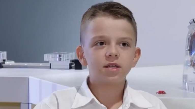 Viral o 13χρονος Βίκτωρας: Aριστούχος μαθητής στην Αστροφυσική - &quot;Τα παιδιά της ηλικίας μου ασχολούνται με τα likes&quot;