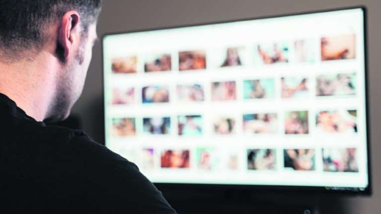 Επιχείρηση &quot;συγκοινωνούντα δοχεία&quot; από την ΕΛΑΣ - Έξι συλλήψεις για πορνογραφία ανηλίκων και revenge porn