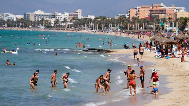 Μαζική απόβαση Γερμανών τουριστών στη Μαγιόρκα: Αφησαν την καραντίνα της Μέρκελ και ξεχύθηκαν στις παραλίες [εικόνες]