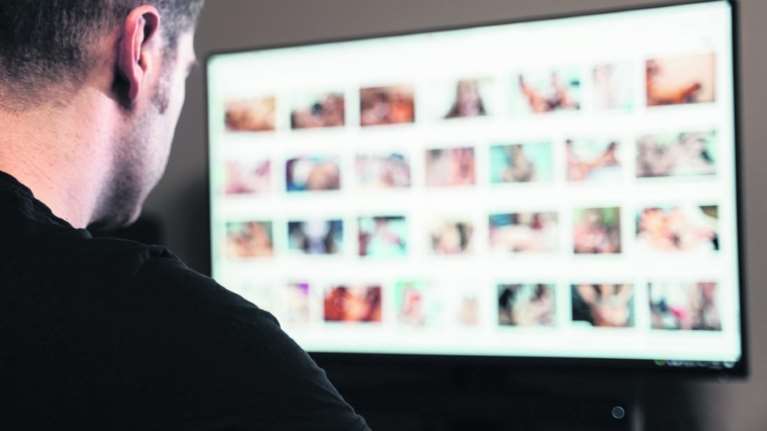 Σάλος στην Ιταλία: Ανέβαζαν φωτογραφίες των γυναικών τους στο Facebook εν αγνοία τους- Αλλες ήταν γυμνές, άλλες κοιμόντουσαν