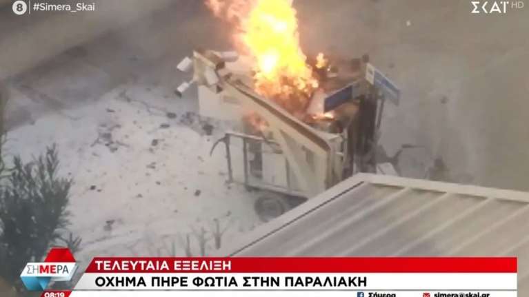 Τρίκυκλο τυλίχθηκε στις φλόγες έξω από την είσοδο του ΣΚΑΪ [βίντεο]