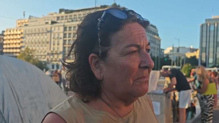 Πάνος Ρούτσι: Σε απεργία πείνας και η 60χρονη μητέρα από την Πάτρα - "Δεν υπάρχει κανένας λόγος να του απαγορεύουν την εκταφή" [βίντεο]