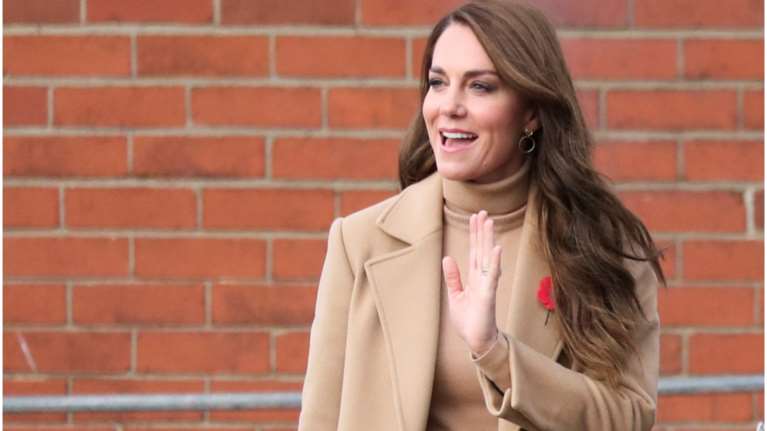 Autumnal chic: Η νέα εμφάνιση της Κέιτ Μίντλετον απέδειξε τη δυναμική του πλεκτού φορέματος