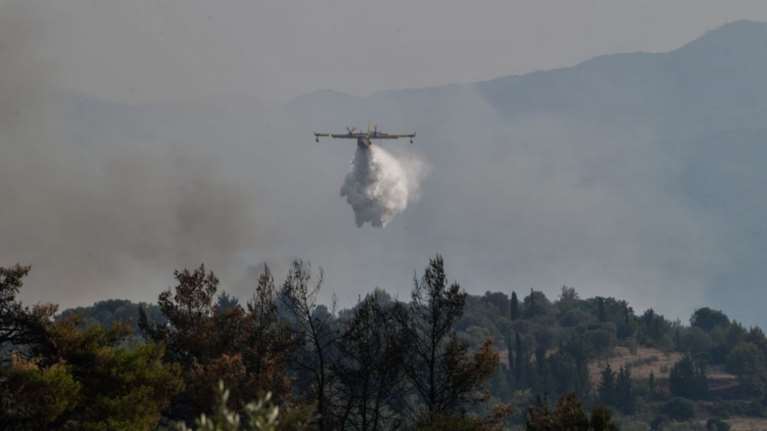 Μεγάλη φωτιά στις Σέρρες: Επιχειρούν πυροσβεστικά αεροσκάφη και ελικόπτερο στην κατάσβεση