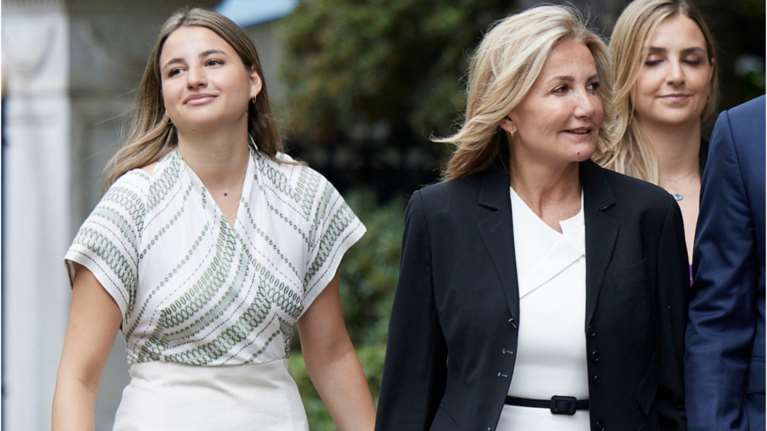 Μαρέβα Γκραμπόφσκι - Δάφνη Μητσοτάκη: Μαμά και κόρη με τζιν και φλατ σανδάλια στην Κηφισιά