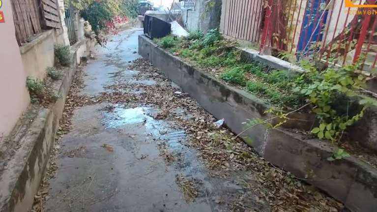 Απίστευτο: Ρέμα στο κέντρο της Αθήνας διασχίζει αυλές και υπόγεια σπιτιών [Βίντεο]