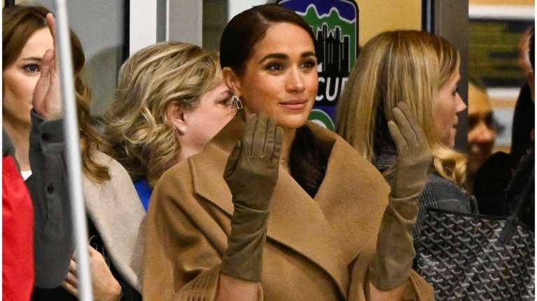 Μικροκαμωμένη με τεράστιες μπότες και oversized κάπα: Η εμφάνιση της Μέγκαν Μαρκλ στον Καναδά και τα αρνητικά σχόλια