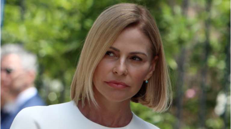 Τζένη Μπαλατσινού: Η βόλτα στην Αθήνα με τον Παναγιώτη Αντώνιο και ο τρόπος που συνδύασε την χαμηλόμεση τζιν βερμούδα της