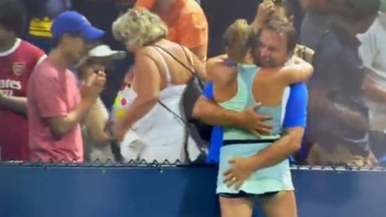 Τι απαντά η 16χρονη τενίστρια για τον περίεργο πανηγυρισμό, με τον πατέρα της να της χαϊδεύει τα οπίσθια [βίντεο]