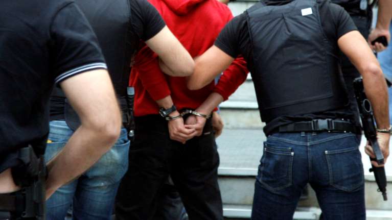 Κορονοϊός: Χαμός στην Πάτρα - Εμειναν στο μπαρ μετά τα μεσάνυχτα  και συνελήφθησαν