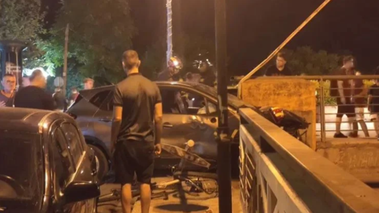 Σοκαριστικό τροχαίο στη Λάρισα: Δύο 16χρονα παιδιά παρασύρθηκαν από ΙΧ και εκτινάχθηκαν από τη γέφυρα Αλκαζάρ [βίντεο]