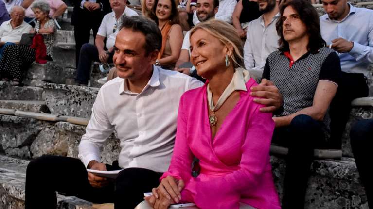 Κυριάκος και Μαρέβα Μητσοτάκη: Αγκαλιά στην Επίδαυρο για την παράσταση &quot;Πέρσες&quot; [εικόνες]