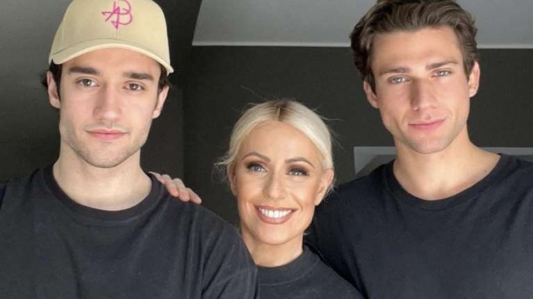 Οι κούκλοι γιοι της Μαρίας Μπακοδήμου, Νικήτας και Άρης στο γυμναστήριο με τον πατέρα τους