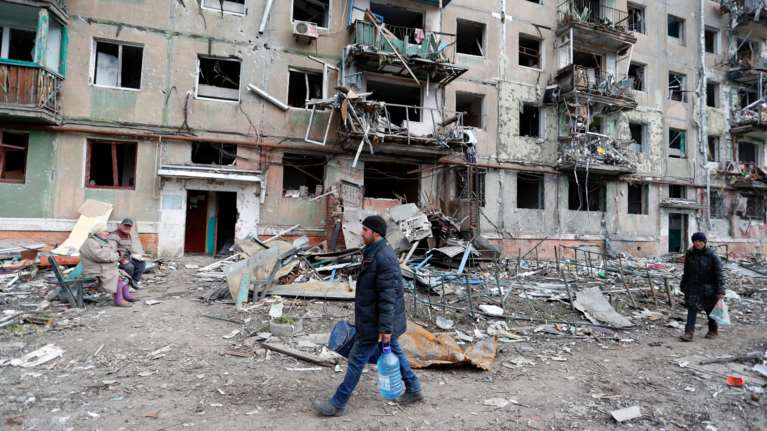 Πόλεμος στην Ουκρανία: Ο Έλληνας πρέσβης περιγράφει τις δραματικές στιγμές εκκένωσης της Μαριούπολης [βίντεο]