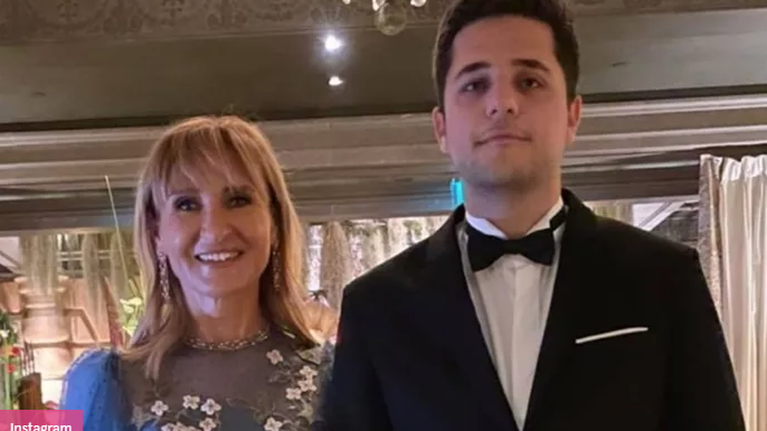 Βασίλης Ρουσόπουλος: Συγκινημένος στο πλευρό της μητέρας του στην πιο δύσκολη στιγμή της [Εικόνες]