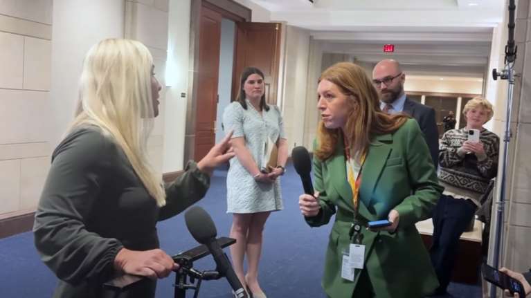 ΗΠΑ: Φραστική επίθεση βουλευτή του Τραμπ σε Βρετανή δημοσιογράφο - &quot;Γύρνα στη χώρα σου, δεν με νοιάζει η γνώμη σου&quot; [βίντεο]