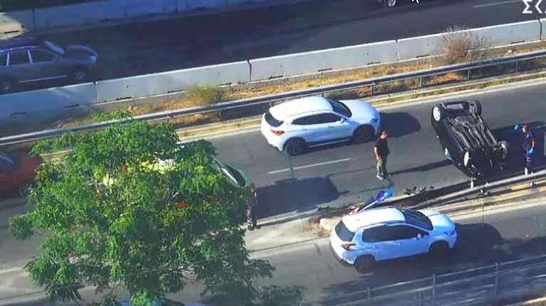 Ανατροπή αυτοκινήτου στην παραλιακή - Εγκλωβισμένος ο οδηγός του οχήματος