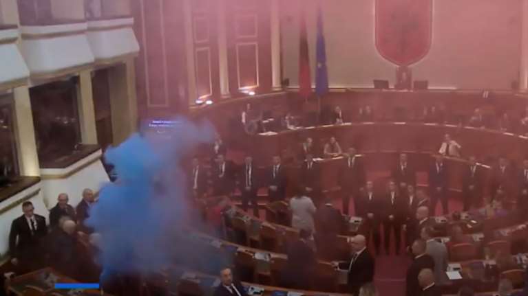 Αλβανία: Σκηνές απείρου κάλλους στο κοινοβούλιο - Μπράβοι, επεισόδια και καπνογόνα [Βίντεο]