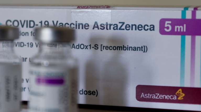 Εμβόλιο AstraZeneca: Το παρασκήνιο που οδήγησε στο να μην αλλάξουν τα όρια ηλικίας - Οι ενστάσεις και το plan B