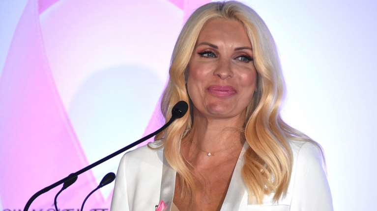 Τέλος η καμπάνια ενάντια του καρκίνου του μαστού με την Ελένη Μενεγάκη